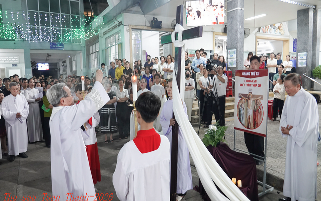 Giáo xứ Nhân Hòa: Đàng Thánh Giá đêm Thứ Sáu Tuần Thánh