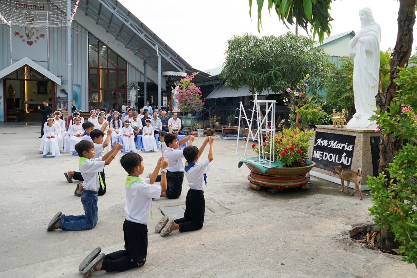 Khai mạc Tháng Hoa tại Giáo điểm Doi Lầu: Dâng Mẹ những đóa hoa tâm hồn