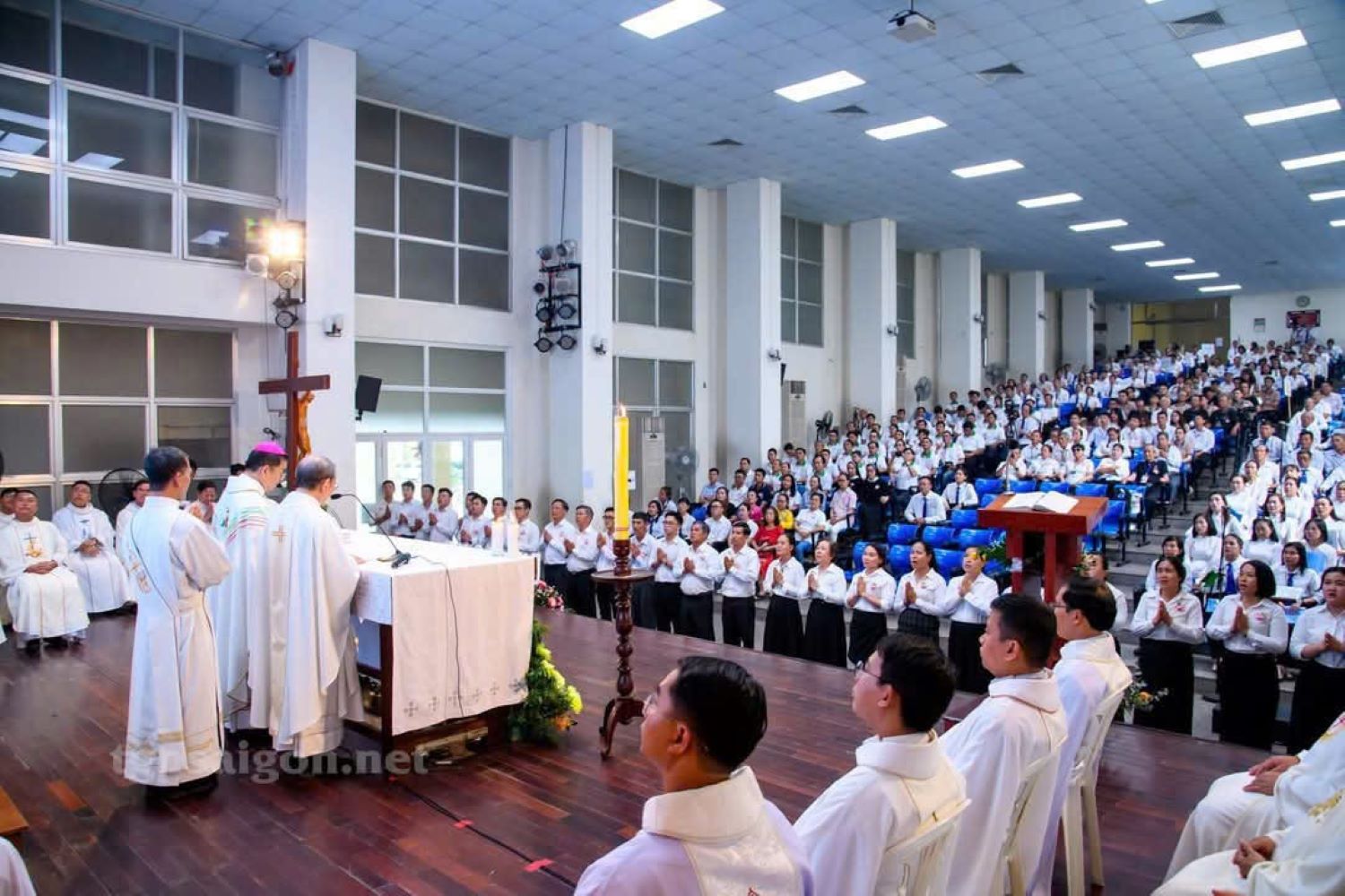 Giọt lệ trong ngày Tuyên Hứa Truyền Thông