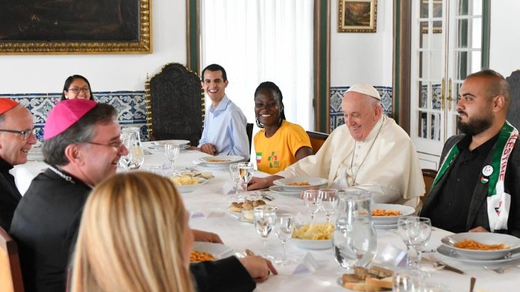 Đức Thánh Cha dùng bữa trưa với 10 bạn trẻ tham dự Đại hội Giới Trẻ Thế Giới Lisbon 2023