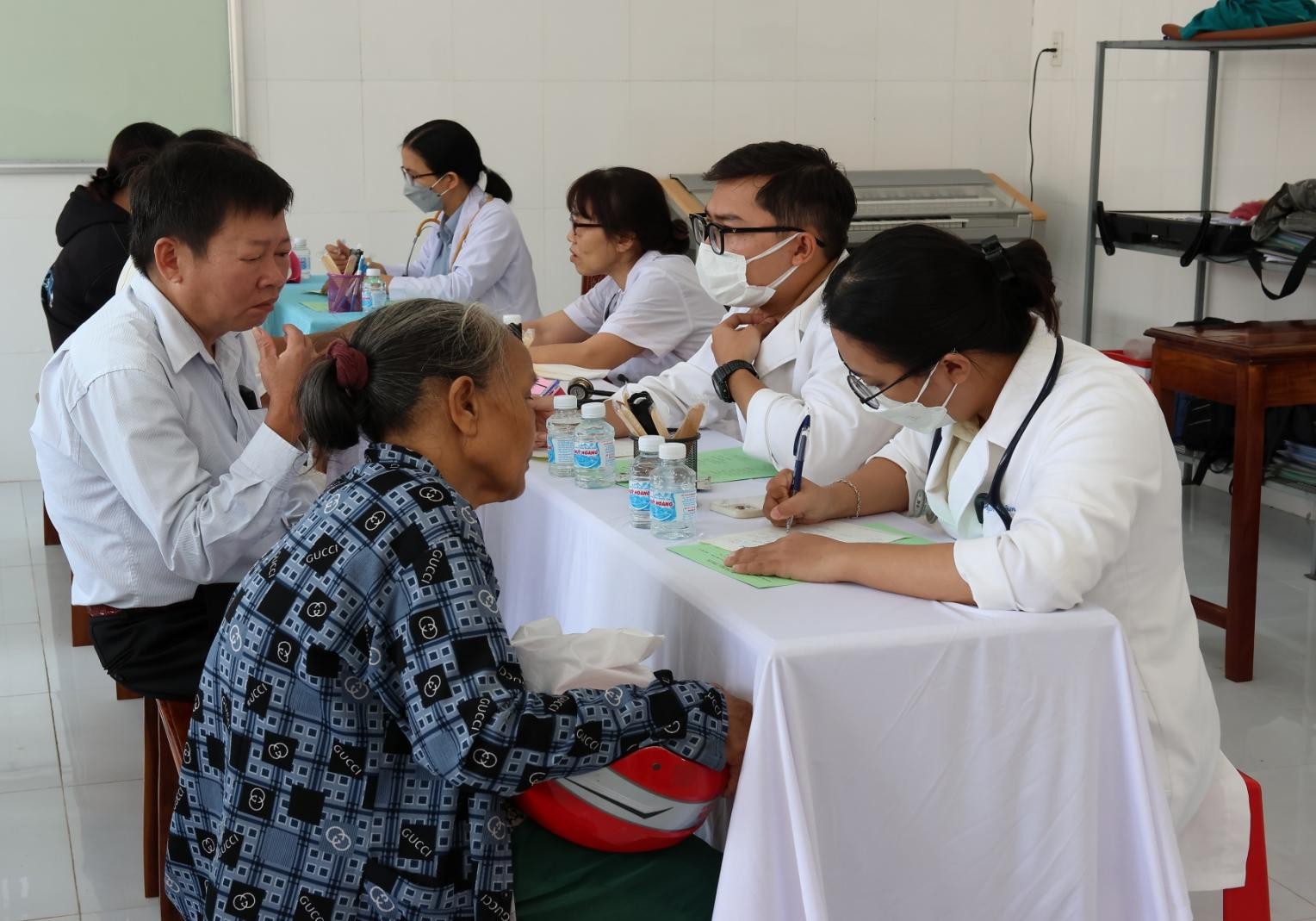Dòng Mẹ Chúa Cứu Chuộc: Khám bệnh, phát thuốc miễn phí cho bà con khó khăn tại Giáo xứ Minh Hòa