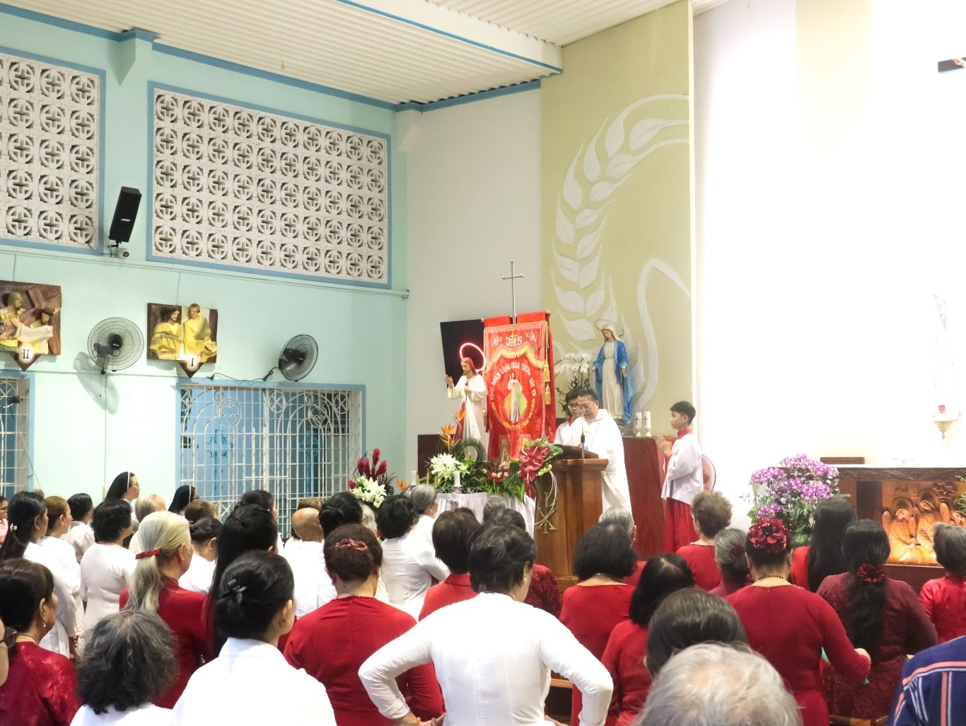 Giáo xứ Hiển Linh: Thánh lễ Tạ ơn mừng 17 năm thành lập Cộng đoàn Lòng Chúa Thương Xót