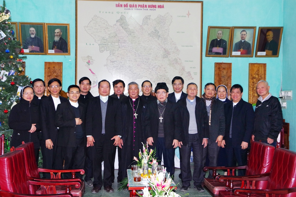 Phái đoàn Giáo phận Vinh chào thăm Đức cha Anphong Nguyễn Hữu Long