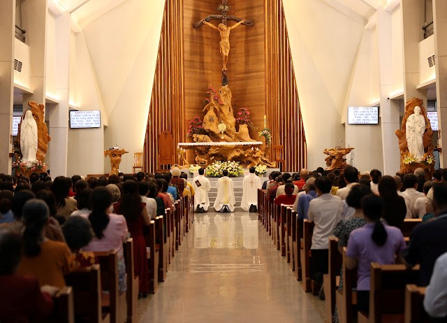 Giáo Xứ Tân Đức: Thánh Lễ Tất Niên và Giờ Chầu Thánh Thể Tạ ơn Thiên Chúa