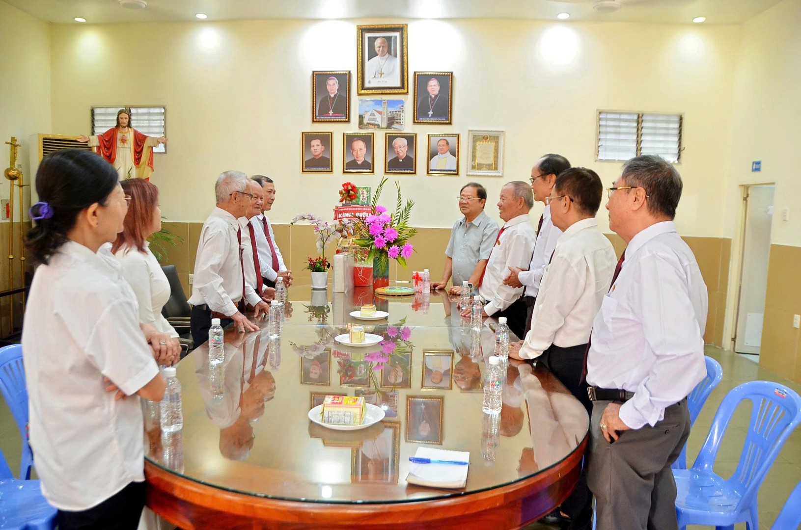 Gia đình Phạt tạ Thánh Tâm Chúa Giêsu giáo hạt Phú Thọ chúc Tết các linh mục - năm 2026