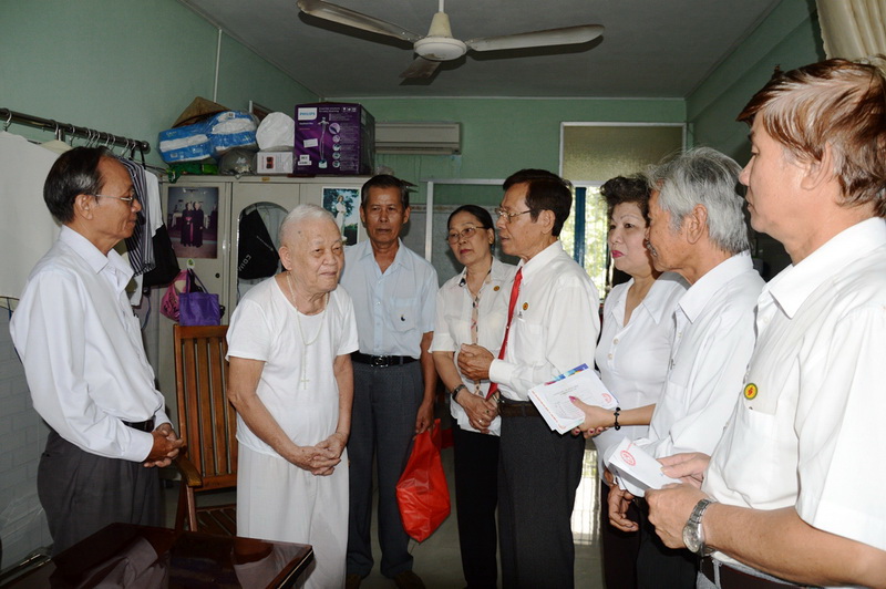 Gia đình Phạt tạ Thánh Tâm Chúa Giêsu TGP. SG thăm quý linh mục Phát Diệm