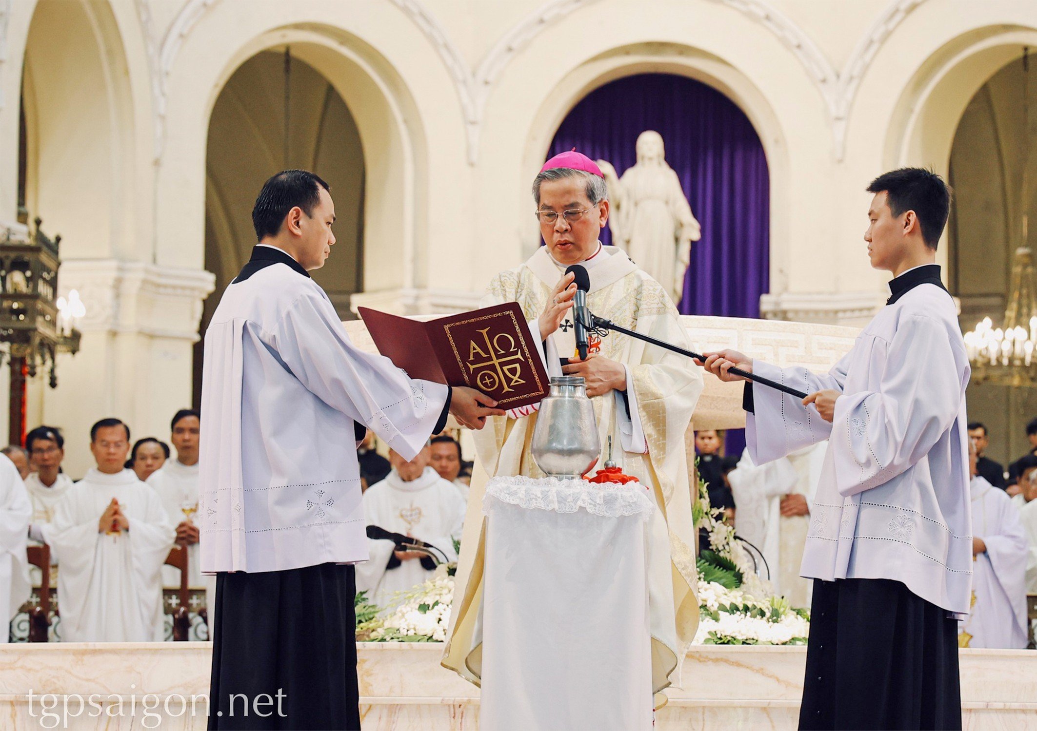 Nhà thờ Đức Bà Sài Gòn: Thánh lễ Truyền Dầu 2023