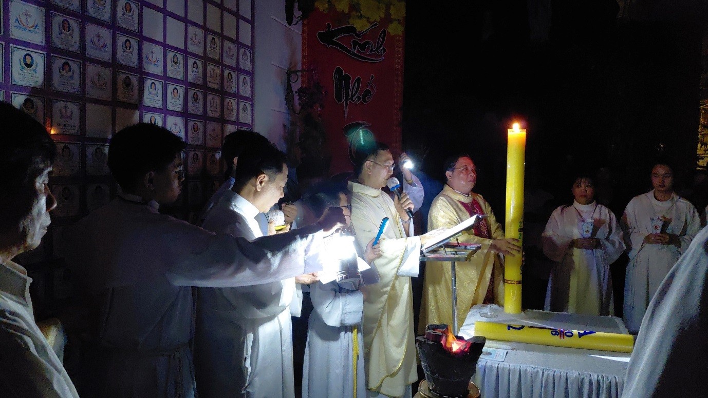 Giáo xứ Tân Trang: Cử hành Đêm Vượt Qua - Đêm “Mẹ của các đêm thánh”