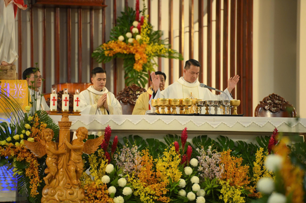 Giáo xứ Thánh Phaolô: Niềm vui bừng sáng từ Đêm Thánh