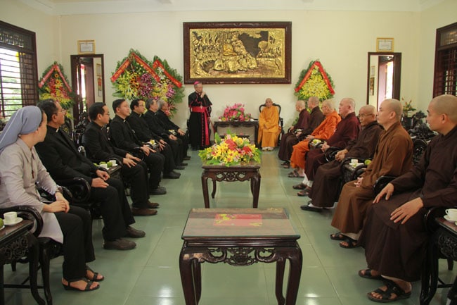 Phái đoàn Tòa Tổng Giám mục Huế kính mừng Đại Lễ Phật Đản PL.2564