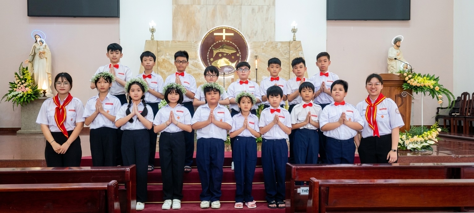 Giáo xứ Phú Hòa: 16 em thiếu nhi lần đầu rước Mình và Máu Thánh Chúa Kitô