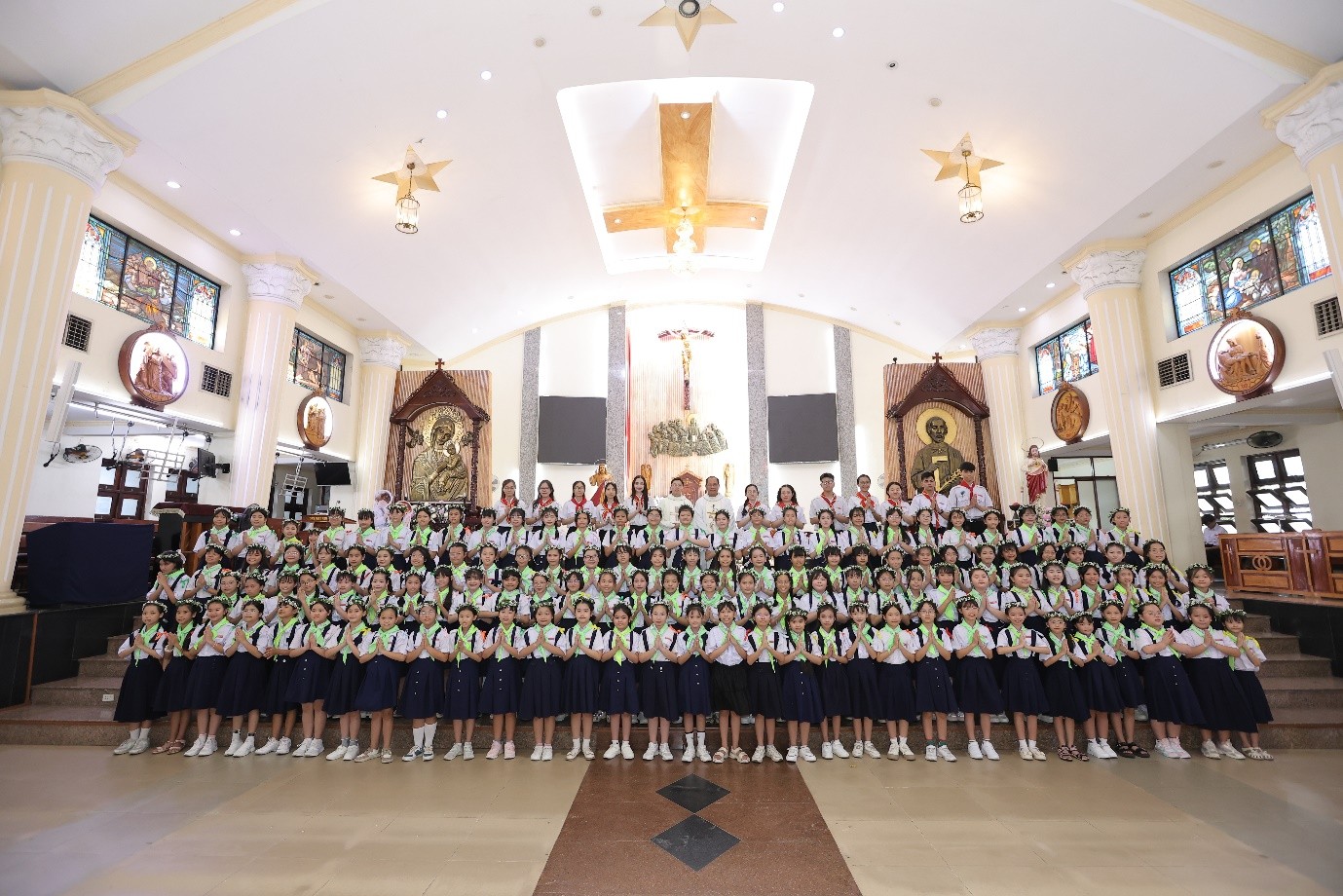 Giáo xứ Thạch Đà: 253 em Thiếu Nhi Thánh Thể lần đầu lãnh nhận bí tích Thánh Thể