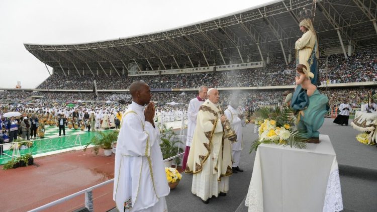 ĐTC cử hành Thánh lễ tại sân vận động Zimpeto, Mozambique