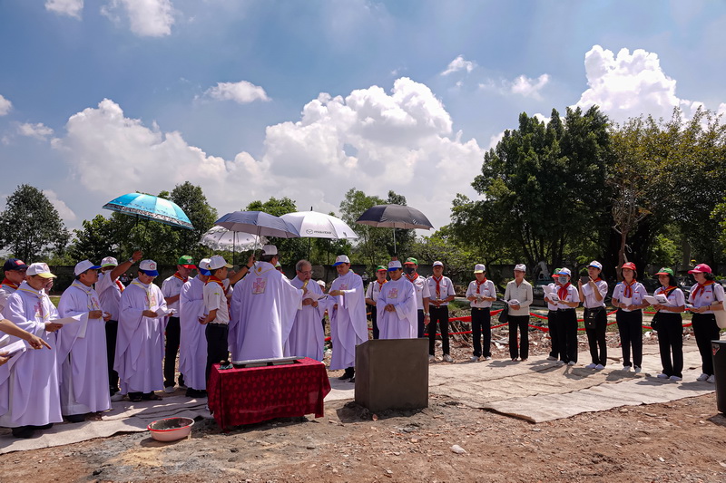 Lễ đặt viên đá xây dựng Trung tâm Sinh hoạt và Tĩnh tâm dành cho Thiếu nhi Thánh thể Tổng Giáo phận Sài Gòn