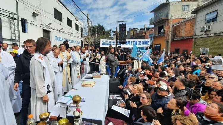 Các linh mục Argentina ở các khu ổ chuột dâng Thánh lễ cầu nguyện cho ĐTC
