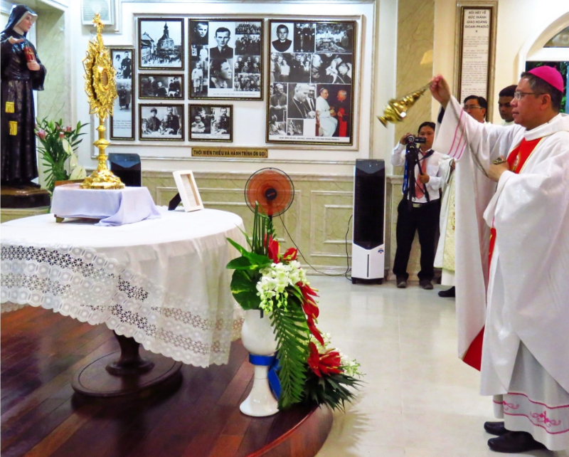 Giáo xứ Thị Nghè: Làm phép phòng trưng bày Thánh Tích Đức Gioan Phaolô II