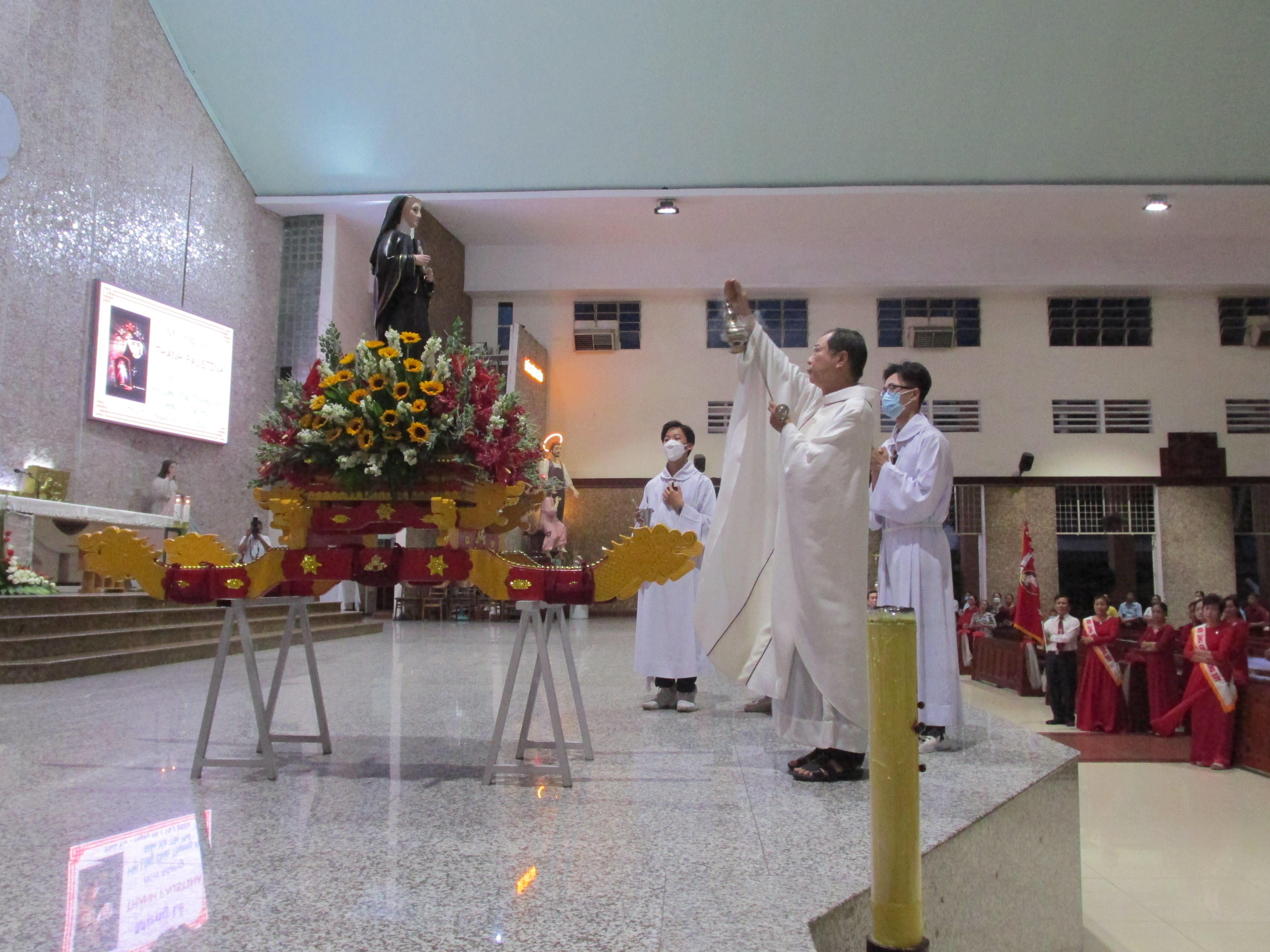 Giáo xứ Tân Phú: Bổn mạng Hội Lòng Chúa Thương Xót 2022