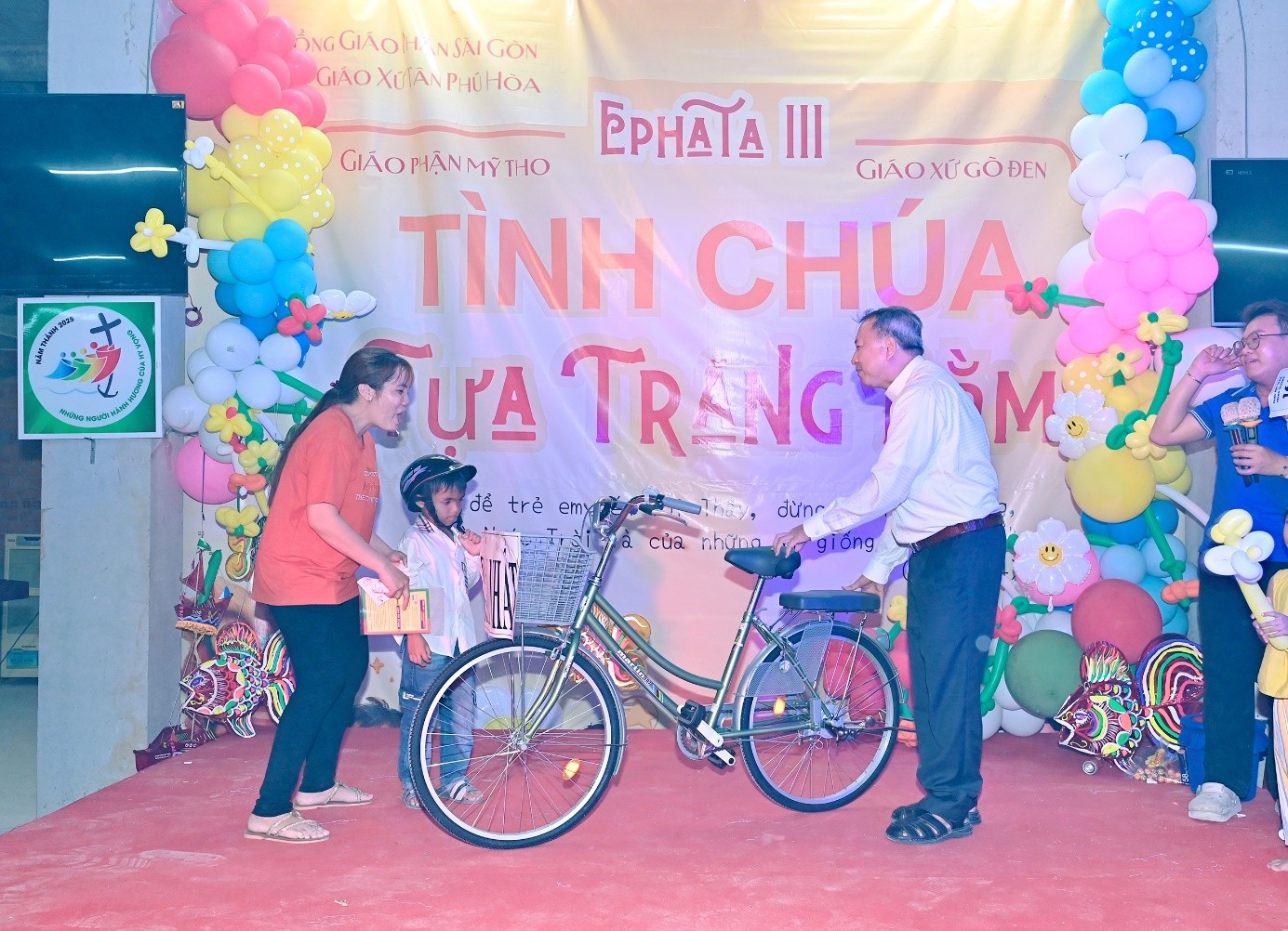 Giáo xứ Tân Phú Hòa: Chia sẻ yêu thương tại nhà thờ Gò Đen - Giáo Phận Mỹ Tho