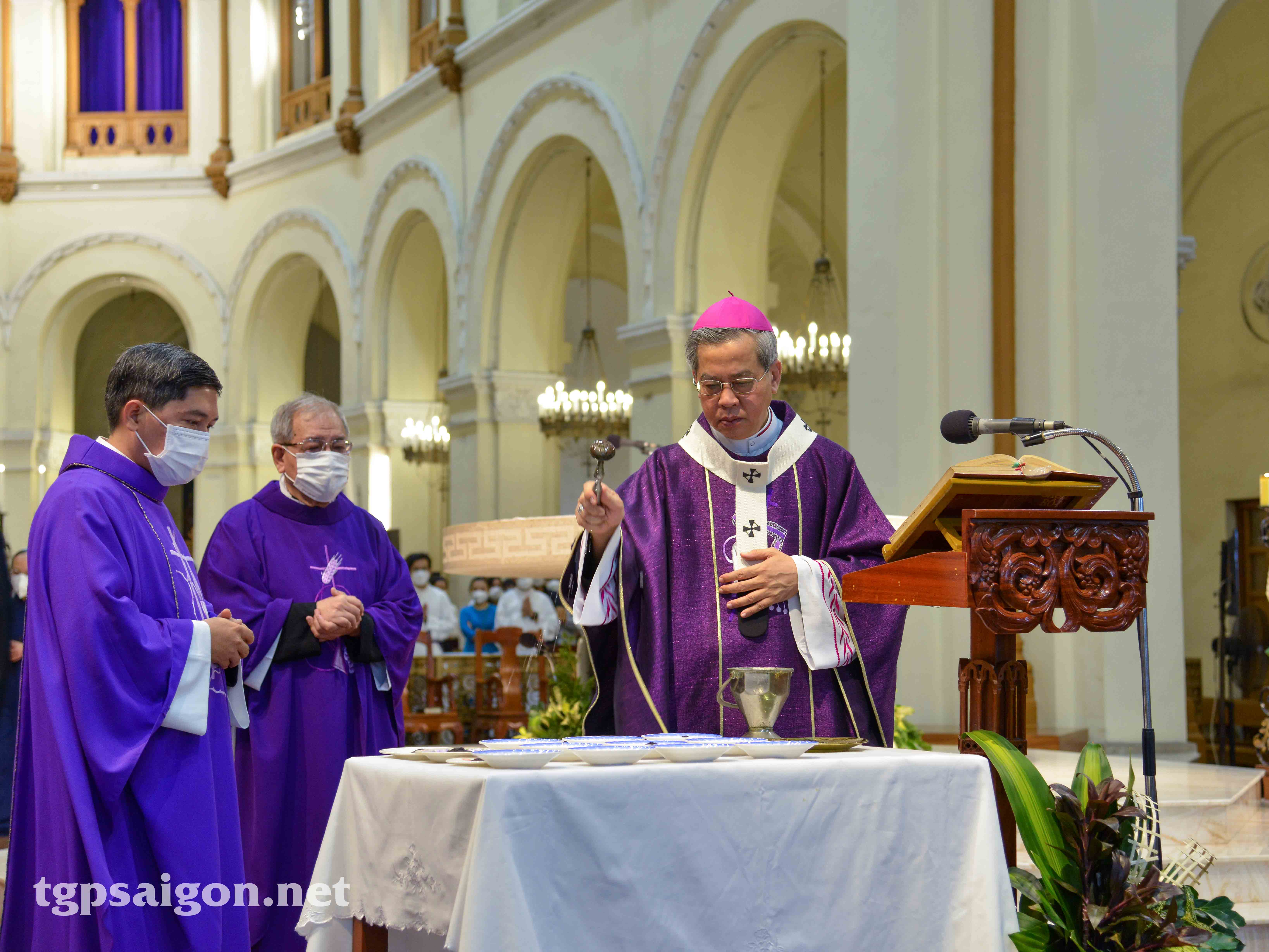 Nhà thờ Chính tòa Đức Bà Sài Gòn: Thứ Tư lễ Tro 2-3-2022