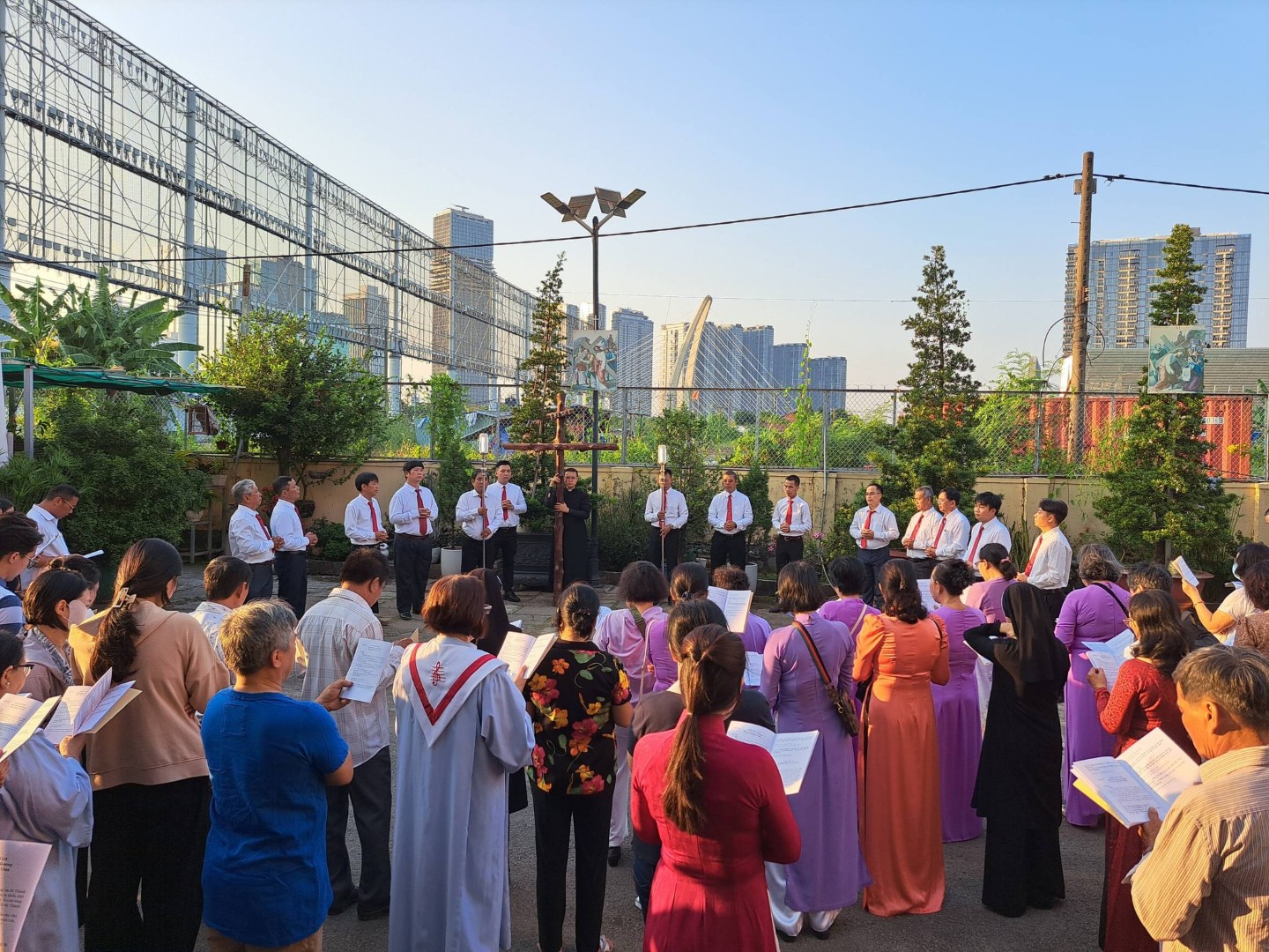 Giáo xứ Thủ Thiêm: Suy niệm Thứ Sáu Tuần Thánh qua cái nhìn của Người Tôi Trung