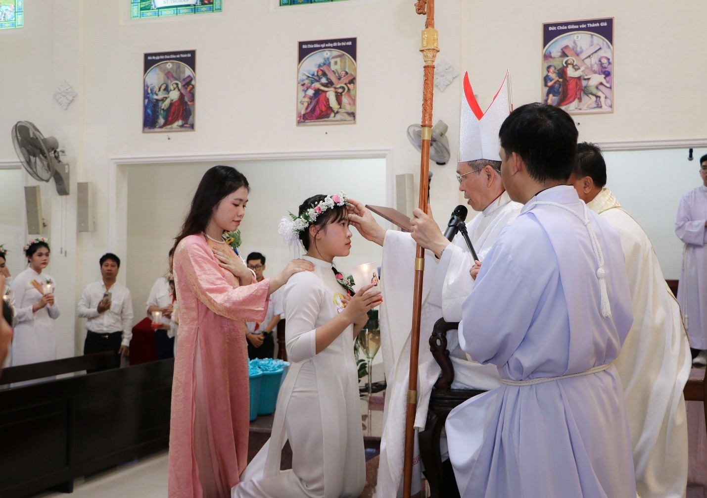 Giáo xứ Môi Khôi: Thánh lễ ban Bí tích Thêm Sức, Rước Lễ Lần Đầu và trao chứng nhận tân Hội đồng Mục vụ