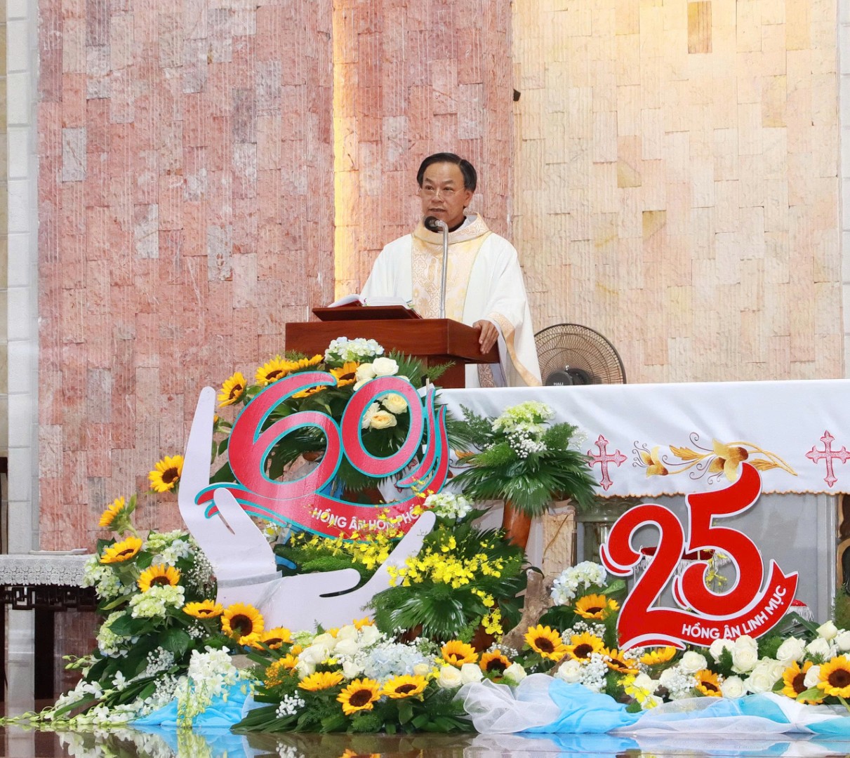 Thánh lễ mừng Ngân khánh Linh mục của Cha Đaminh và Ngọc khánh hôn phối của Ông Bà Cố