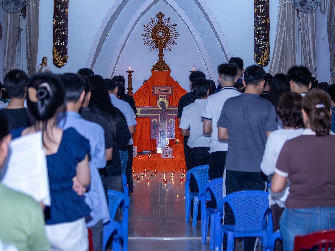 Giáo xứ Bùi Môn: Giờ cầu nguyện Taizé cho các em lớp 12 trước kỳ thi năm 2026