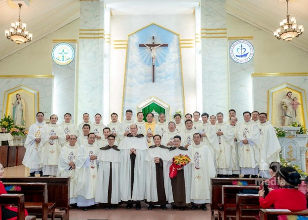 Ba tu sĩ Dòng Anh Em Đức Trinh Nữ Maria Diễm Phúc Núi Cát Minh tuyên khấn trọng thể