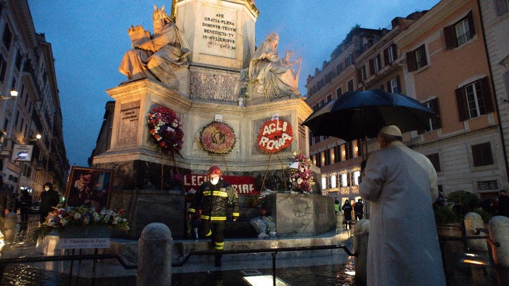 ĐTC dâng hoa kính Đức Mẹ tại quảng trường Tây Ban Nha
