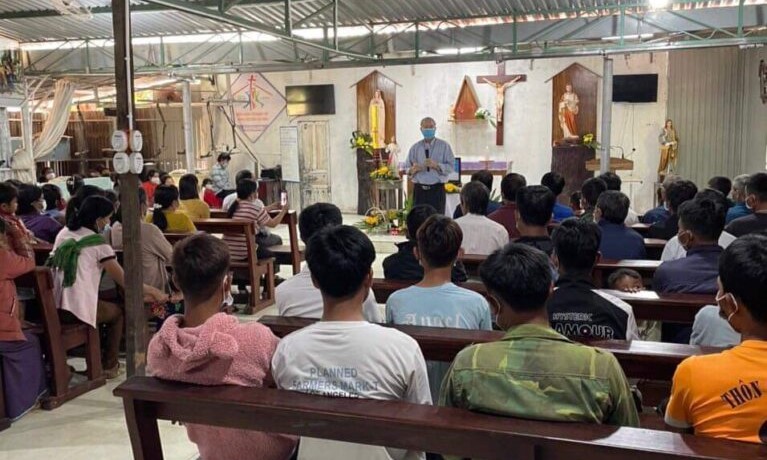 Đức Giám mục Giáo phận Kon Tum đến thăm Giáo họ Sa Loong