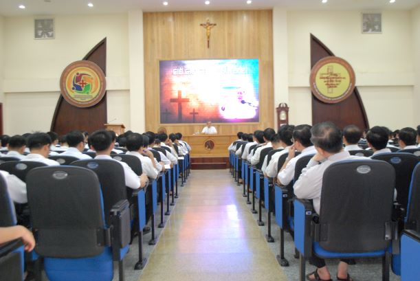 Đức Tổng Giuse Nguyễn Năng huấn đức tại Đại chủng viện Thánh Giuse Sài Gòn