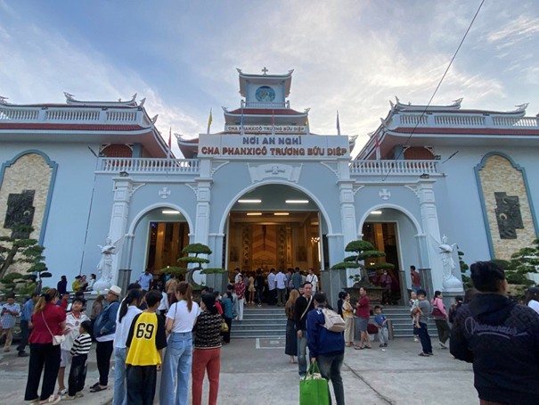 Hành hương về nhà thờ Tắc Sậy trước ngày giỗ Cha Phanxicô Trương Bửu Diệp