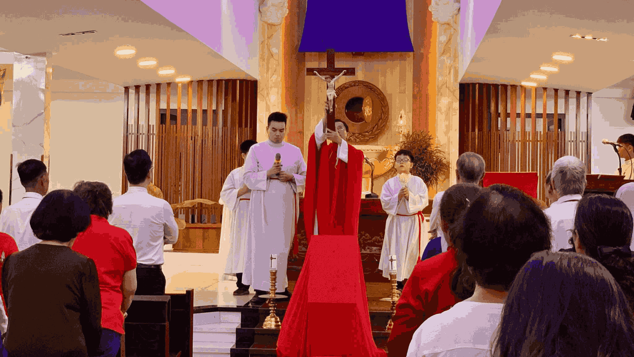 Giáo xứ Phú Quý: Cử hành nghi thức Thứ Sáu Tuần Thánh