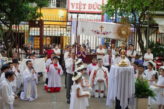 Giáo xứ Hòa Hưng: Tôn vinh Thánh Thể - Nhiệm tích Tình yêu tuyệt diệu