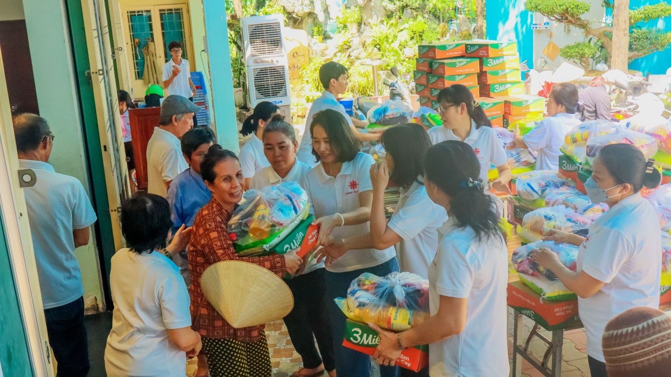 Giáo xứ Hiển Linh: Từ bàn tiệc Thánh Thể đến những món quà yêu thương