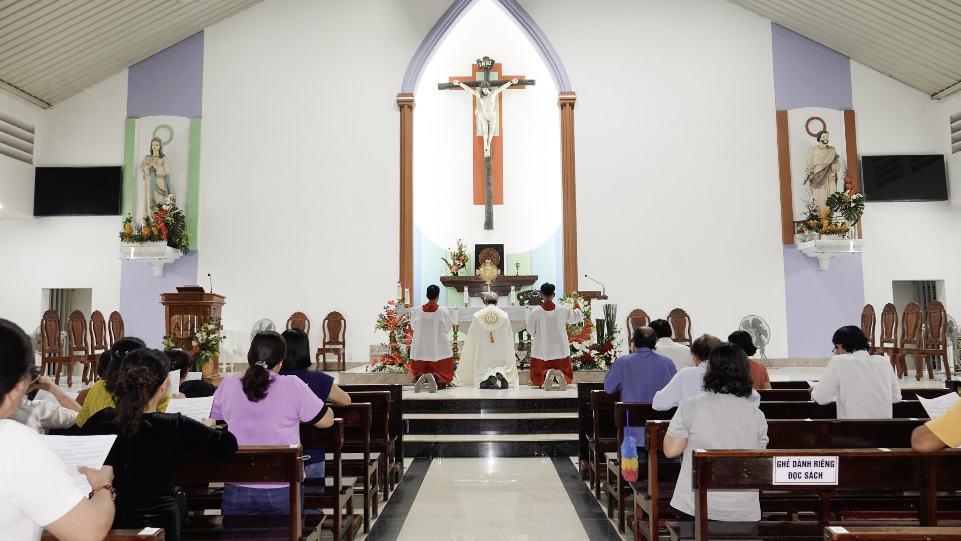 Ban Caritas giáo xứ Nhân Hòa tĩnh tâm và Chầu Thánh Thể