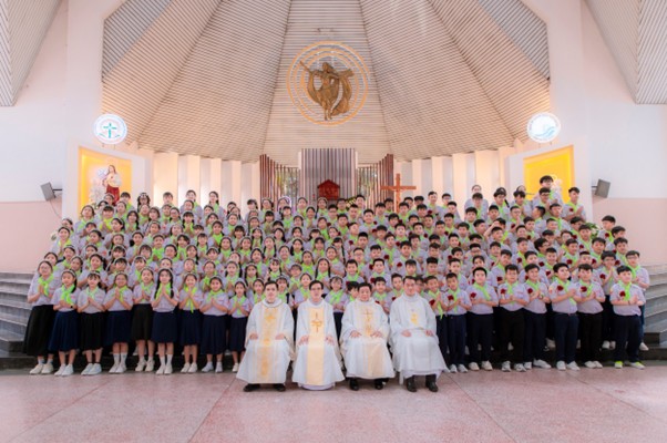 Giáo xứ Thánh Phaolô: Rước lễ lần đầu - Ngày hồng phúc trong đời Đức Tin