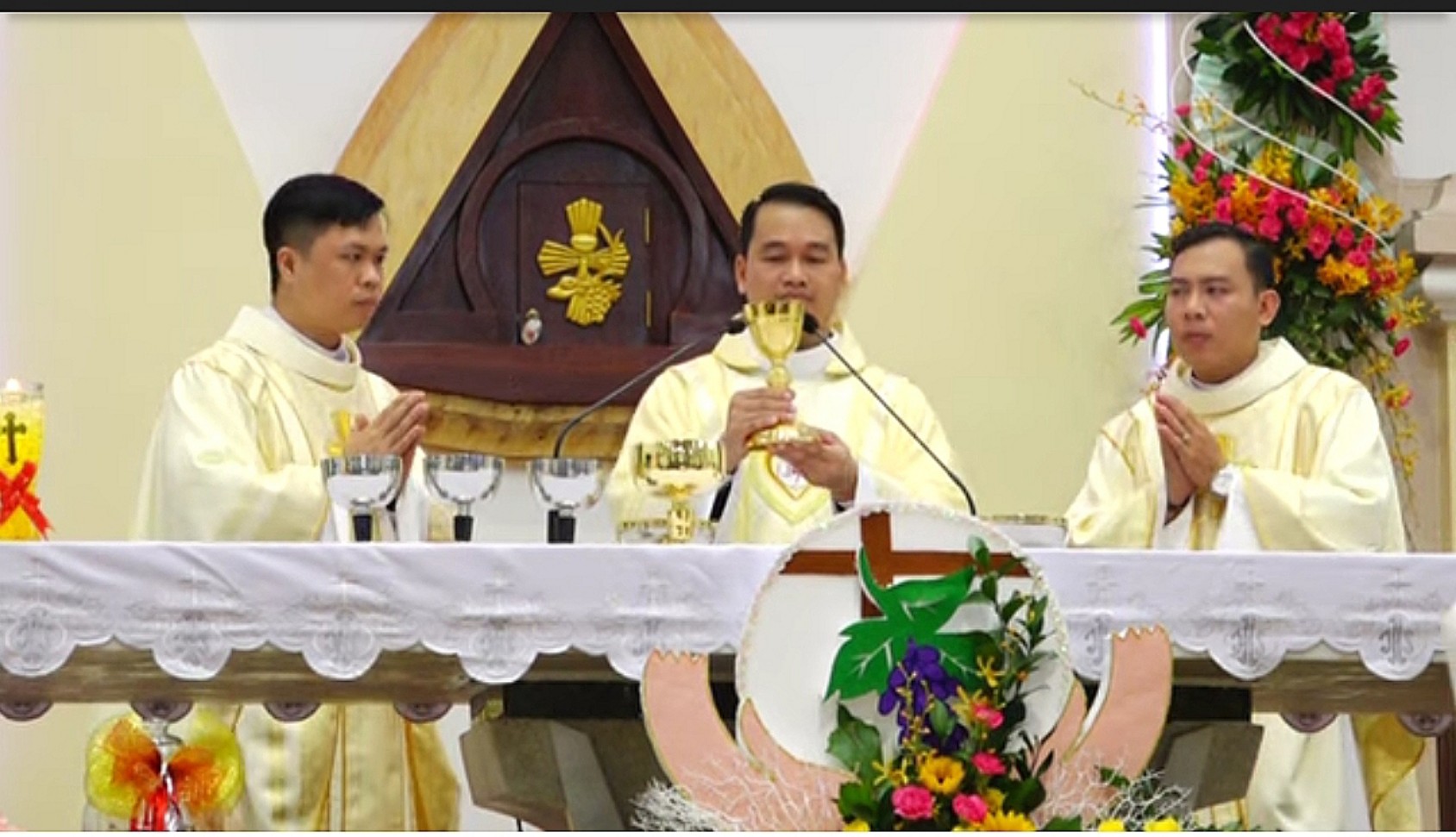 Giáo xứ Tân Phú: Mừng tân linh mục Vinh Sơn Nguyễn Quốc Viễn 27-6-2022