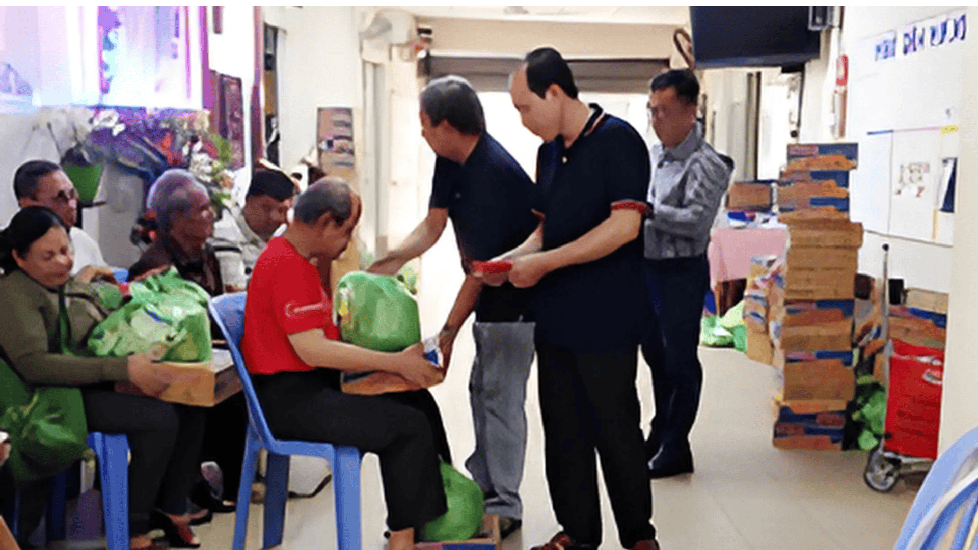 Gx. Vườn Chuối: Trao quà tết cho người nghèo
