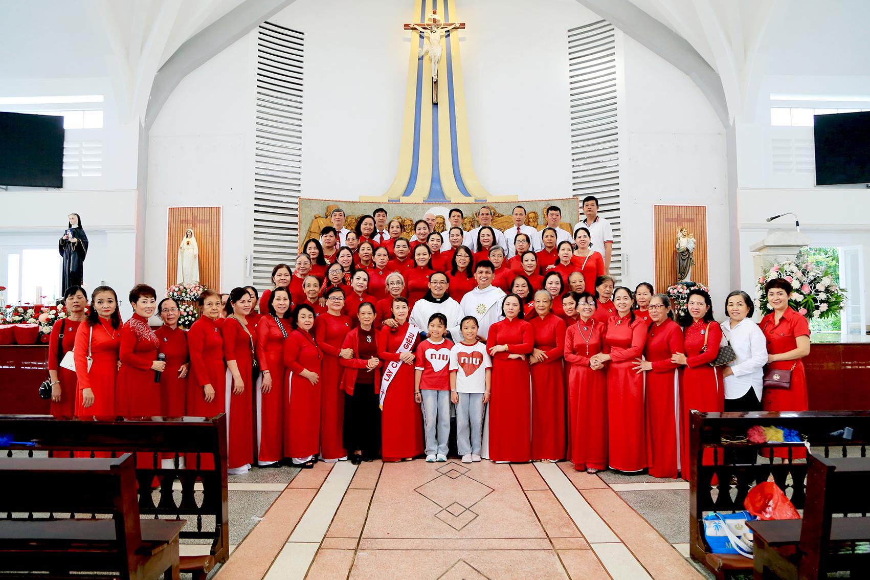 Cộng đoàn Lòng Chúa Thương Xót Tân Sơn Nhì mừng bổn mạng