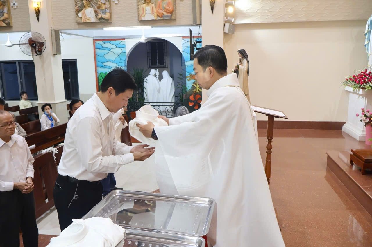 Giáo xứ Thánh Gia - Hạt Tân Định: Thánh lễ trao Thừa tác viên ngoại lệ Trao Mình Thánh Chúa