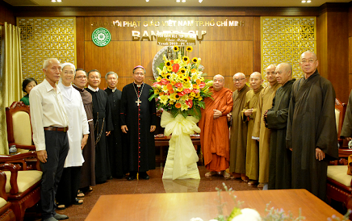 Đức Giám quản Giuse Đỗ Mạnh Hùng chúc mừng Đại lễ Phật Đản 2018