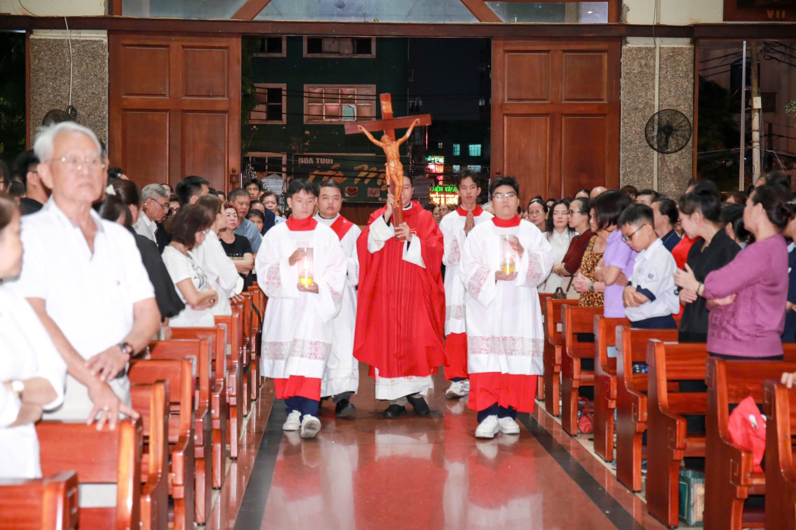 Giáo xứ Tân Phú cử hành Phụng vụ Thứ Sáu Tuần Thánh 2026