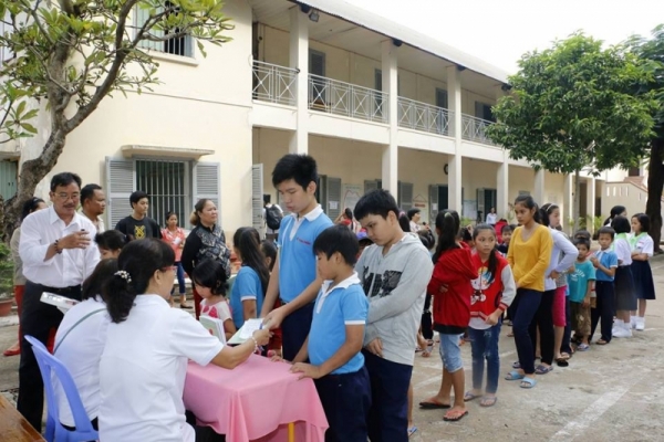 Caritas TGP Sài Gòn: Khám chữa bệnh cho học sinh nghèo