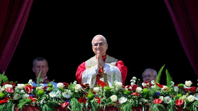 Canh thức cầu nguyện cho hòa bình sử dụng ánh sáng từ Đèn Hòa Bình Assisi