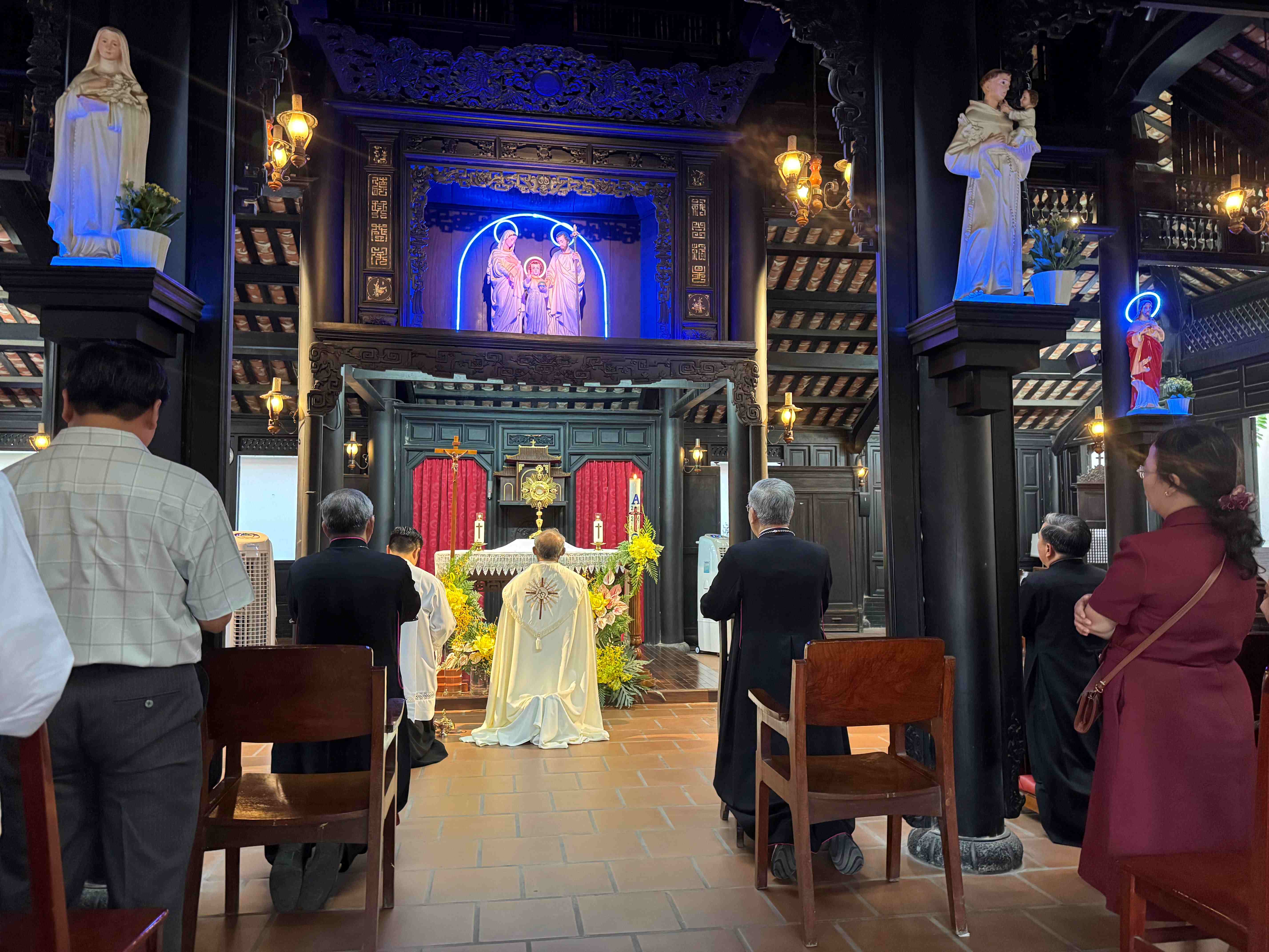 Buổi cầu nguyện đầu tiên cho Đức Giám mục tân cử Gioan Baotixita Nguyễn Quang Tuyến