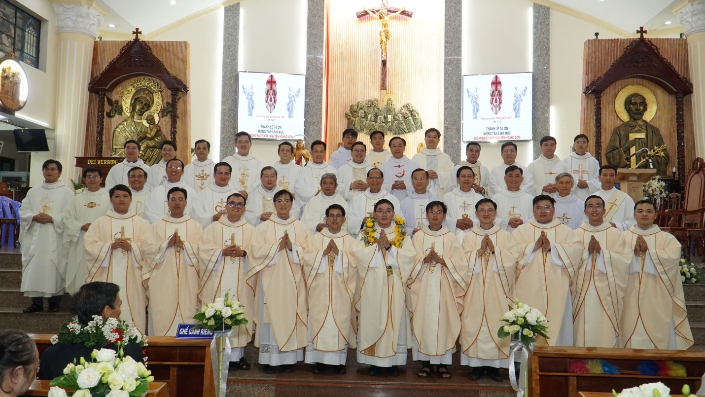 Giáo xứ Thạch Đà: Tân linh mục Gioan Baotixita Nguyễn Hoàng Sơn dâng lễ Tạ ơn