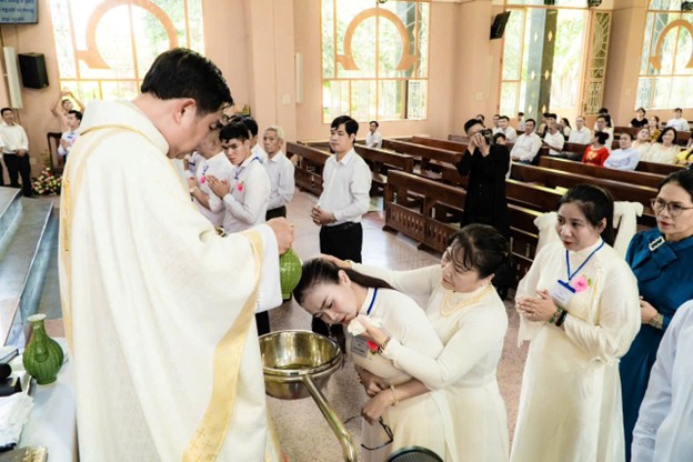 Giáo xứ Thánh Phaolô: Hồng ân Khai Tâm Kitô giáo của 26 anh chị em tân tòng