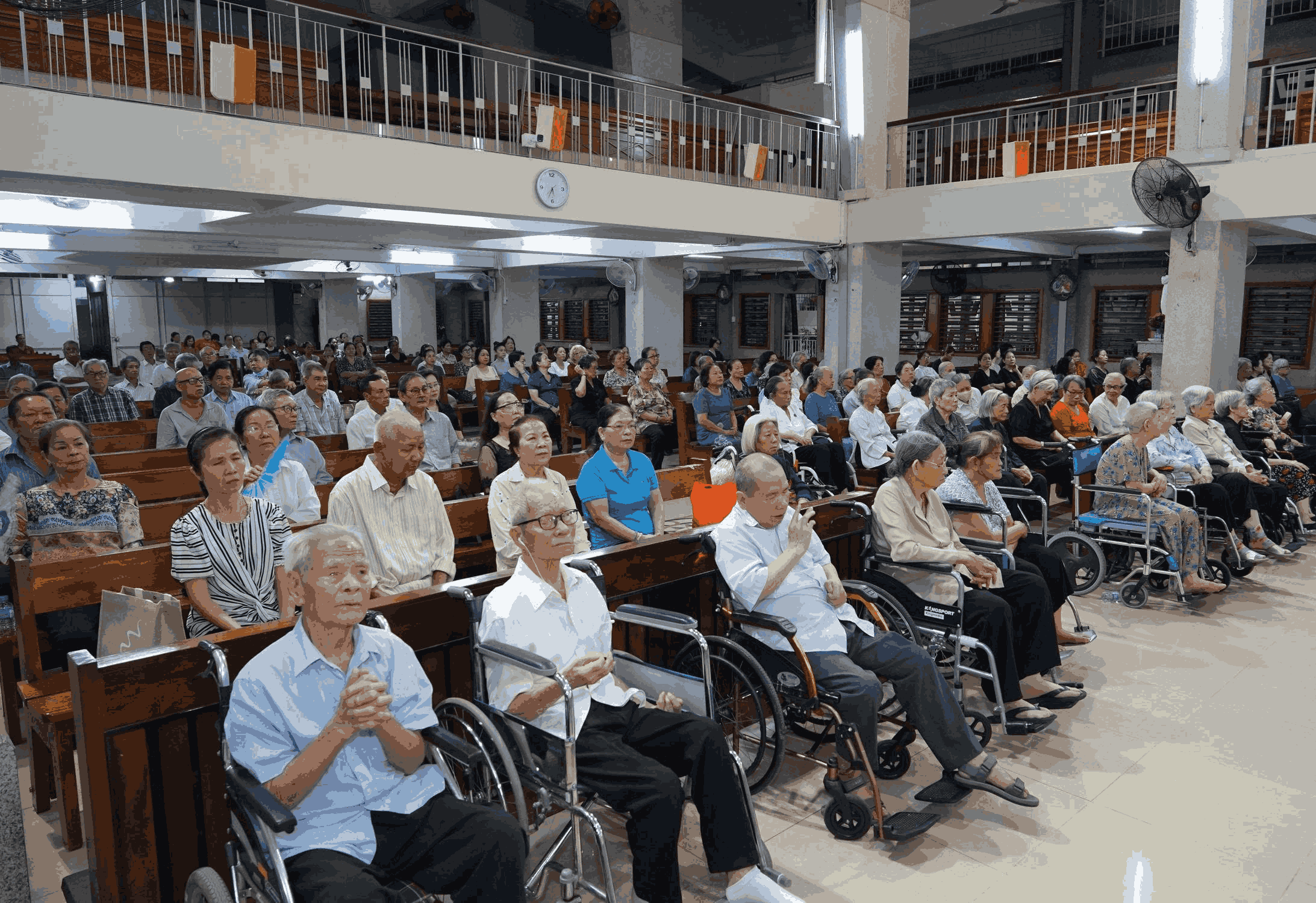 Giáo xứ Phát Diệm: Bên Mẹ Mân Côi, cầu nguyện và đồng hành với các bệnh nhân