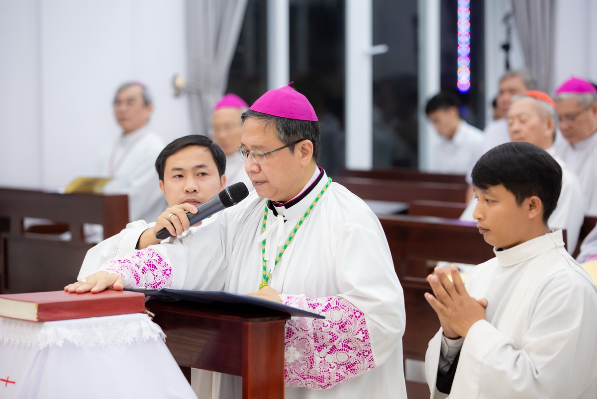 Đức Giám mục Giuse Đỗ Mạnh Hùng tuyên xưng đức tin